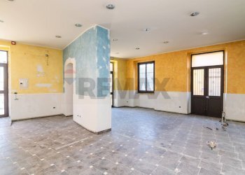 Stanza vuota - Locale Commerciale Via Candela
 
36, Aci Catena - foto 4