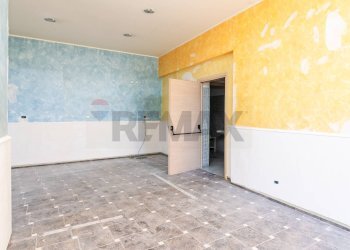 Stanza vuota - Locale Commerciale Via Candela
 
36, Aci Catena - foto 7