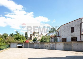 piazzale privato della palazzina - Apartment PIAZZA SALVO D'ACQUISTO
 
6, Lamporecchio - photo 26