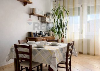 Sala da pranzo - Quadrilocale Via Monte San Gabriele
 
42, Novara - foto 5