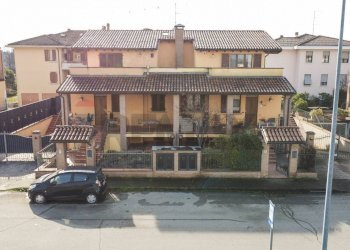 Edificio all\'aperto - Villa a Schiera Via Massimo D'Antona
9, Collecchio - foto 2