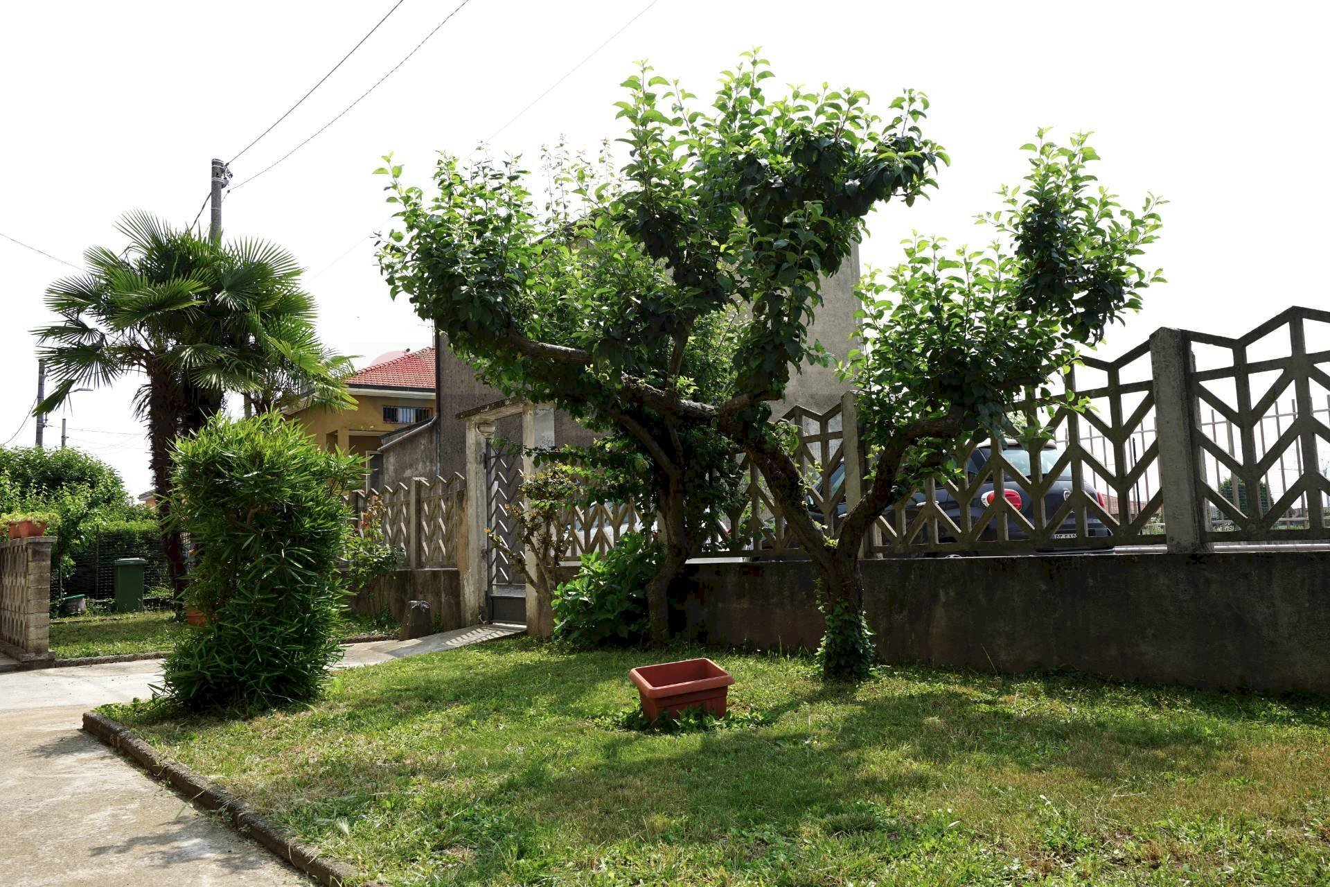 Giardino - Casa semi indipendente Via San Francesco D'Assisi
 
8, Cairate - foto 3