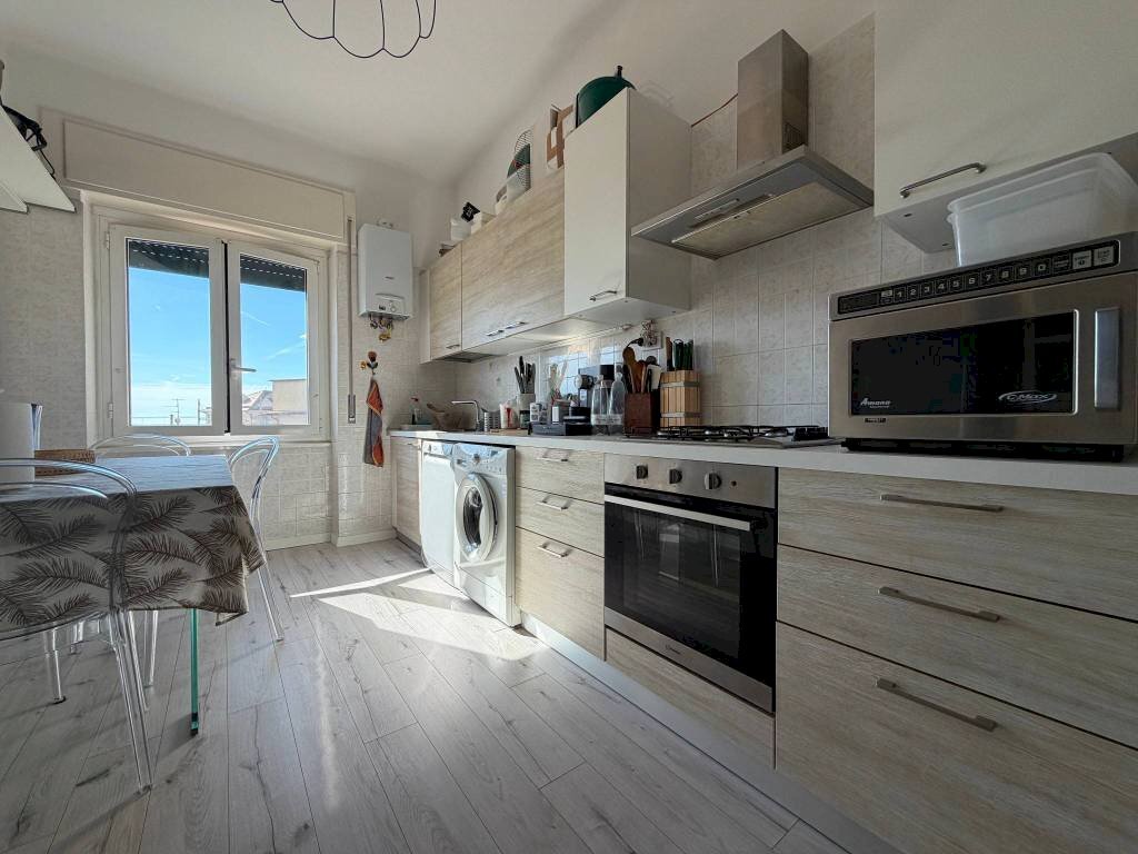 Cucina - Trilocale viale Ammiraglio Giorgio des Geneys, 4, Genova (zona Quarto) - foto 2