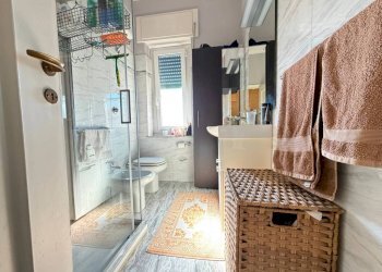 Bagno - Three-room apartment viale Ammiraglio Giorgio des Geneys, 4, Genova (neighborhood Quarto) - photo 4