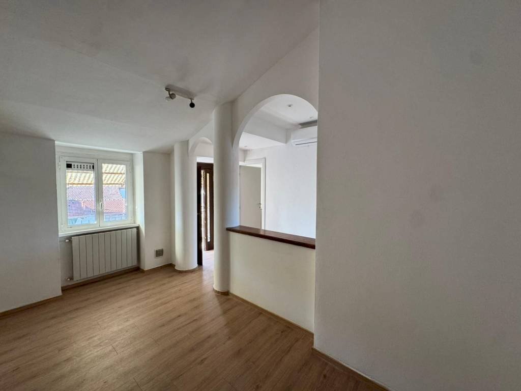 Corridoio - Trilocale via Vittorio Veneto, 10, Caronno Varesino - foto 1