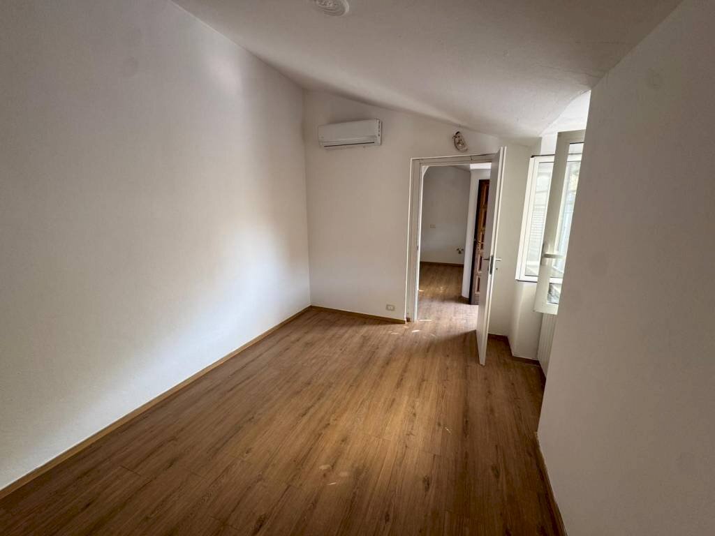 Stanza non arredata - Trilocale via Vittorio Veneto, 10, Caronno Varesino - foto 3