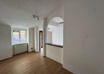 Corridoio - Trilocale via Vittorio Veneto, 10, Caronno Varesino - foto 1