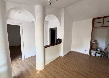 Stanza non arredata - Trilocale via Vittorio Veneto, 10, Caronno Varesino - foto 2