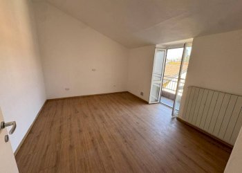 Camera da letto - Trilocale via Vittorio Veneto, 10, Caronno Varesino - foto 5