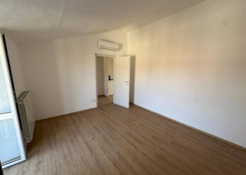 Camera da letto - Trilocale via Vittorio Veneto, 10, Caronno Varesino - foto 9