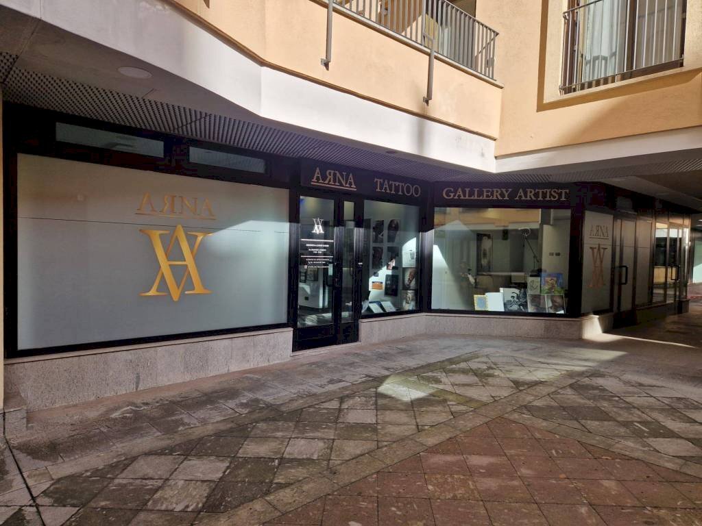 Facciata - Negozio piazza della Repubblica, 5, Varese - foto 1