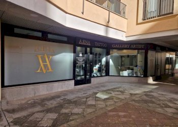 Facciata - Negozio piazza della Repubblica, 5, Varese - foto 1