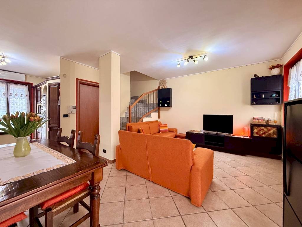 Salone - Villa a Schiera via Poirino, 351, Carmagnola - foto 3