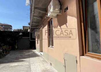 Cortile interno - Monolocale via Gravere, 11, Torino (zona Parella) - foto 8