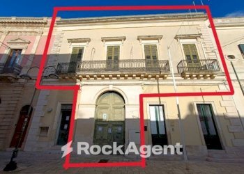 Facciata - Stabile - Palazzo corso Umberto, 77, Trepuzzi - foto 2