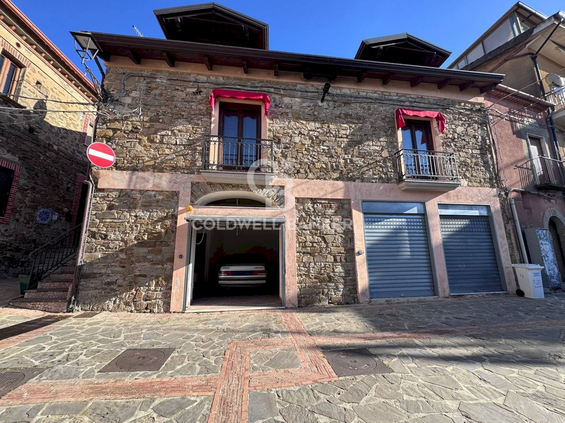 Foto 1 - Box Piazza Umberto 1°
 
7, Lustra - foto 1