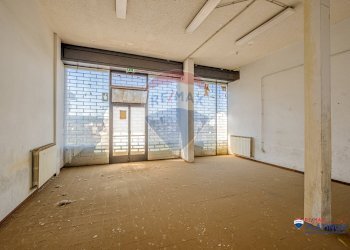 Stanza vuota - Locale Commerciale Vittorio Emanuele
 
424, Paterno - foto 2