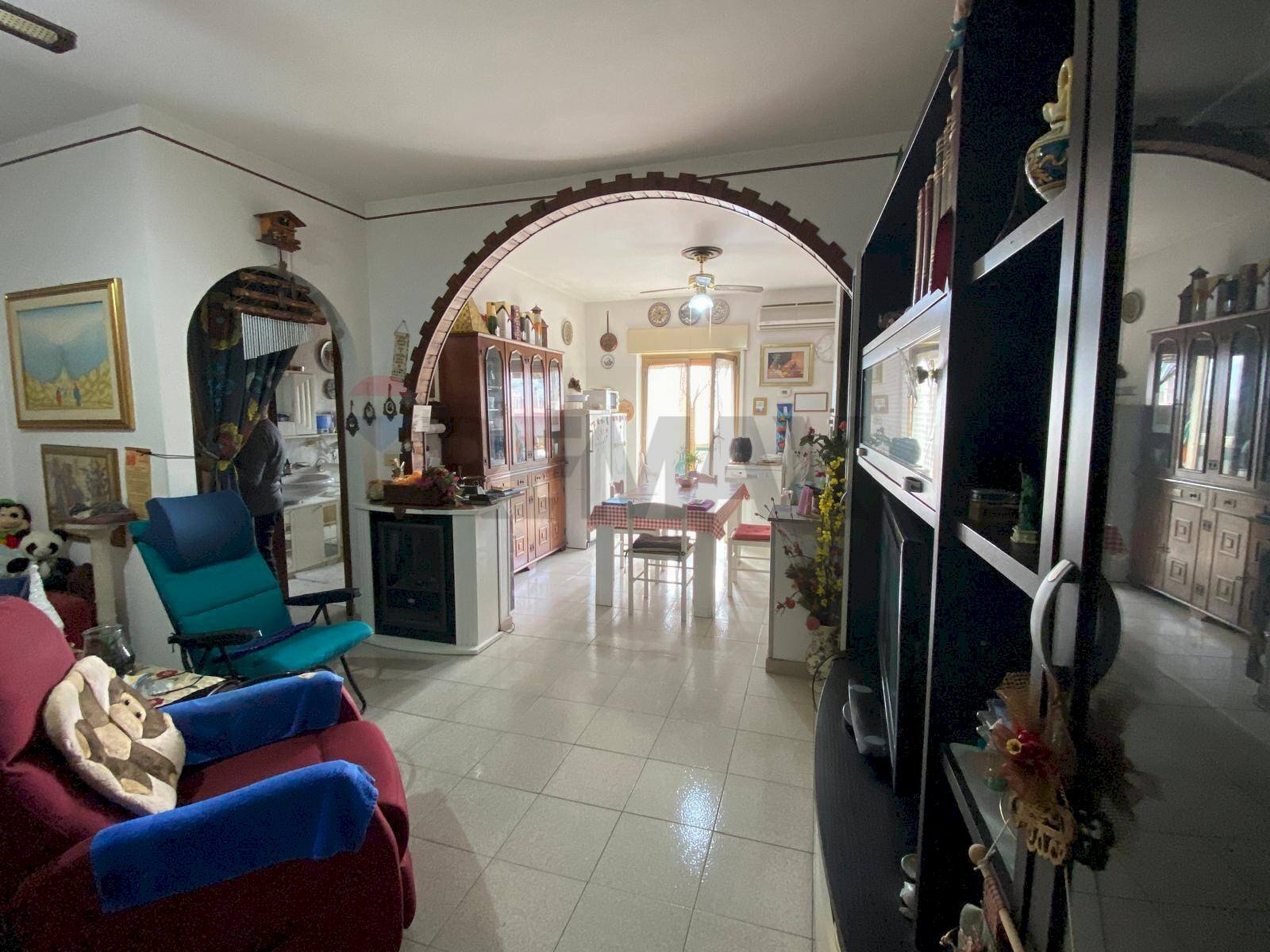 Sala da pranzo - Quadrilocale Via LLIRIA
 
5, Giardini-Naxos - foto 1