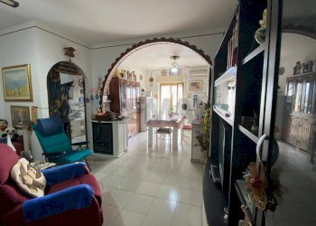 Sala da pranzo - Quadrilocale Via LLIRIA
 
5, Giardini-Naxos - foto 1