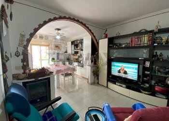 Sala da pranzo - Quadrilocale Via LLIRIA
 
5, Giardini-Naxos - foto 2