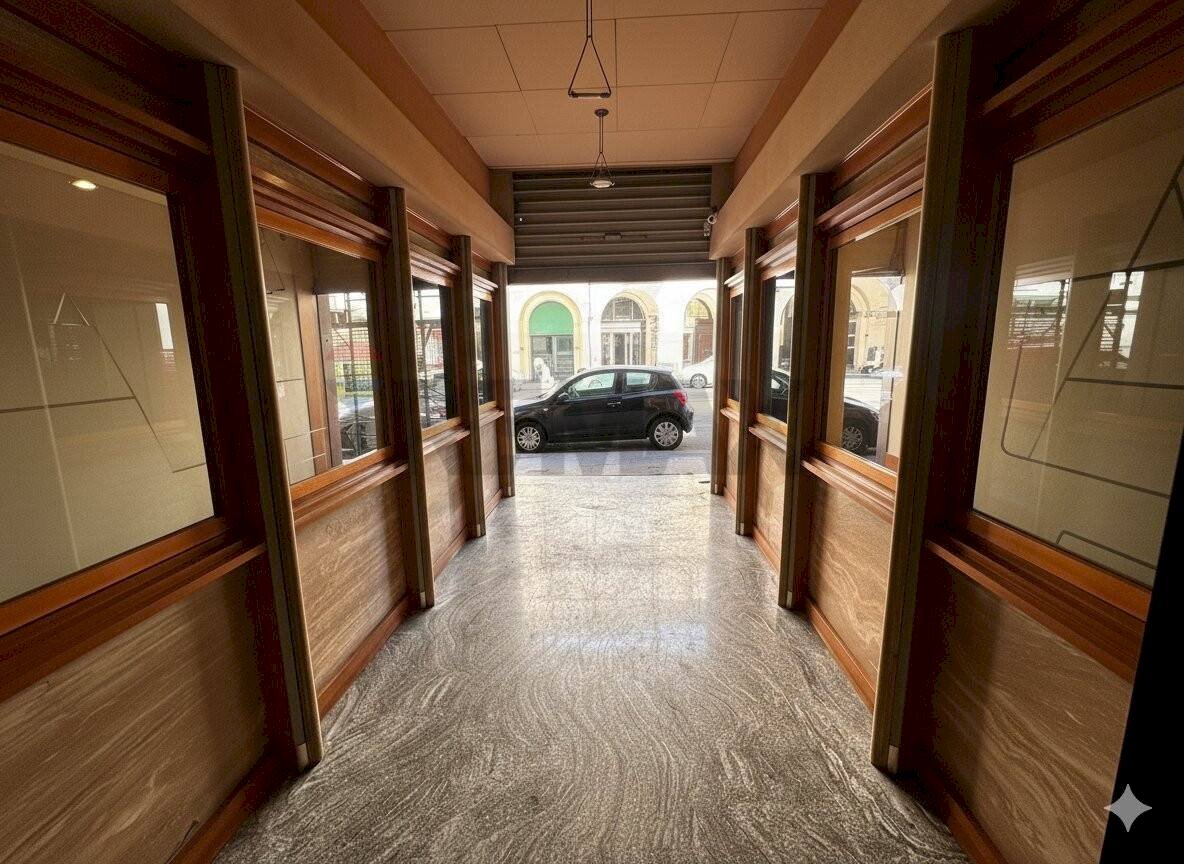 Hall / corridoio - Locale Commerciale piazza orsini
 
13, Benevento - foto 2