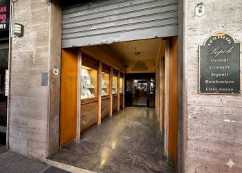 Hall / corridoio - Locale Commerciale piazza orsini
 
13, Benevento - foto 1