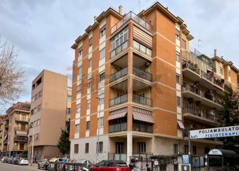 Edificio all\'aperto - Three-room apartment via ugo ojetti
 
380/F, Roma - photo 1