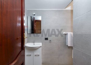 Bagno - Trilocale Via Taranto
 
95, Roma - foto 24