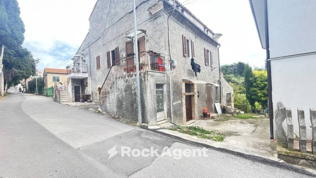 Casa indipendente via San Pietro, 21, Sant'Omero - foto 1