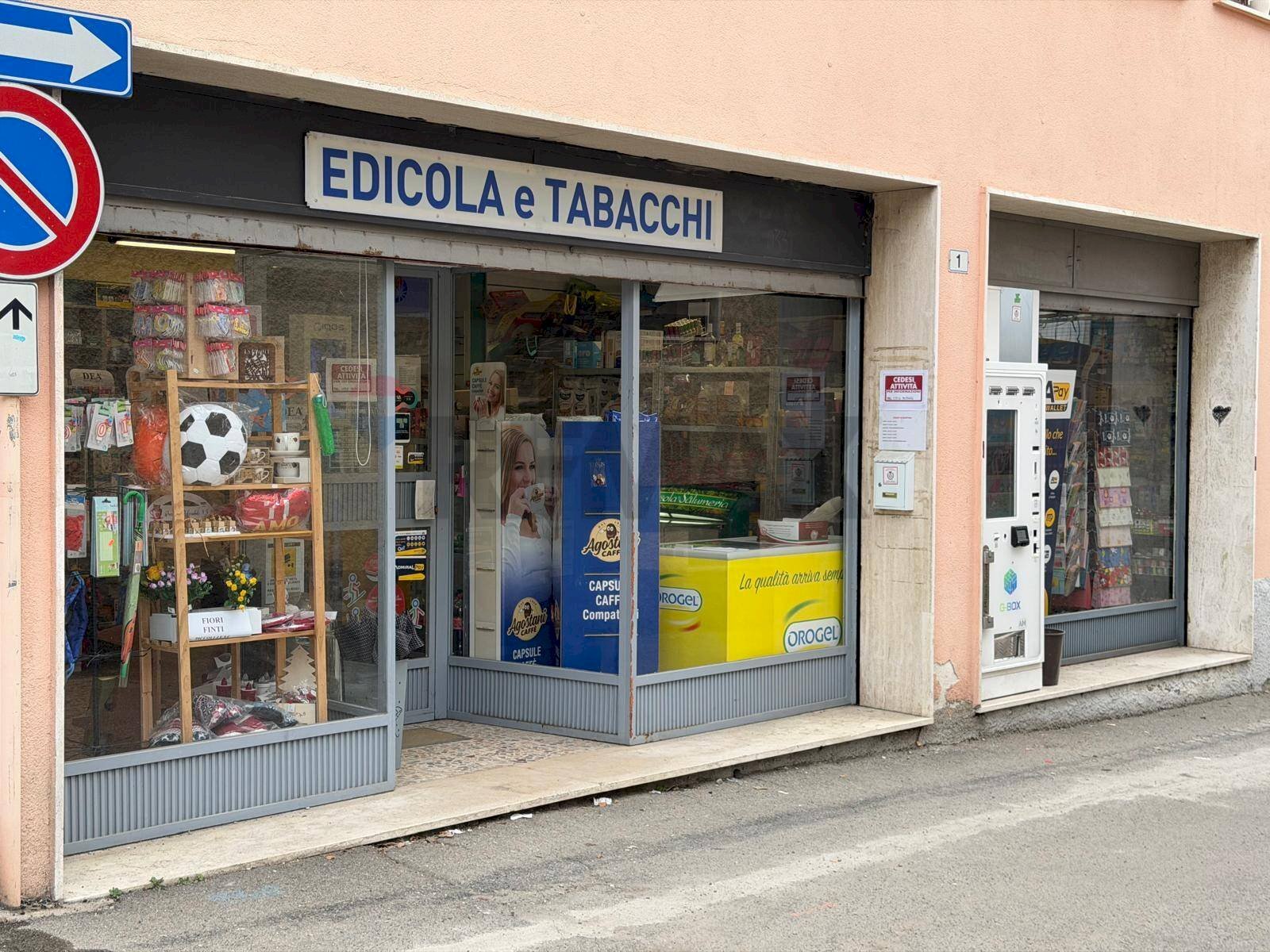 Edificio all\'aperto - Attività Commerciale Via Alessandro Manzoni
 
1, Sumirago - foto 1