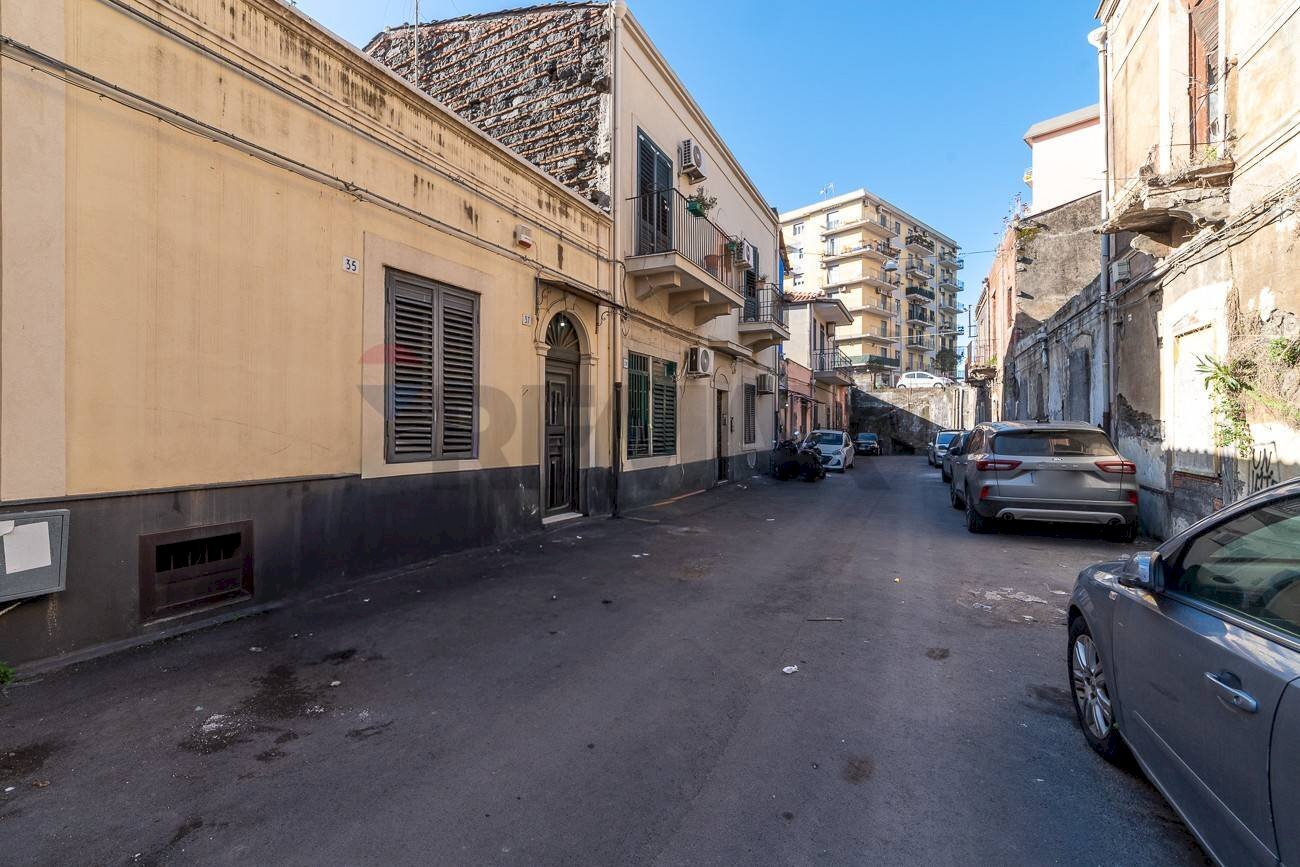 Edificio all\'aperto - Casa indipendente Via Volturno
 
37, Catania - foto 2