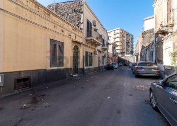 Edificio all\'aperto - Casa indipendente Via Volturno
 
37, Catania - foto 2
