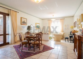 Sala da pranzo - Villa Via Papa Giovanni XXIII
 
117, Trecastagni - foto 9