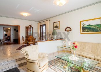 Sala da pranzo - Villa Via Papa Giovanni XXIII
 
117, Trecastagni - foto 10