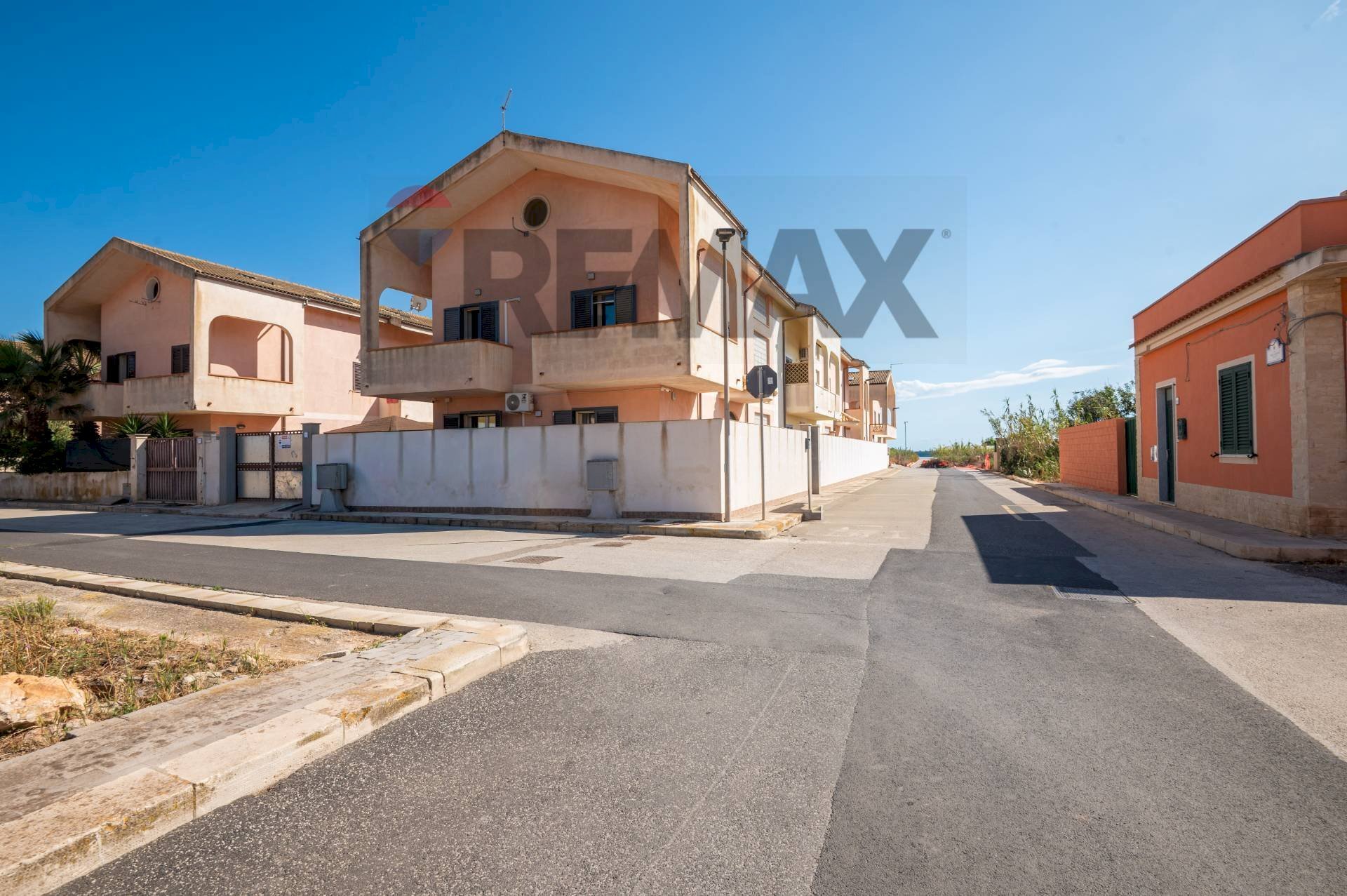 Edificio all\'aperto - Villa a Schiera Via Carlo Alberto
126, Portopalo di Capo Passero - foto 2