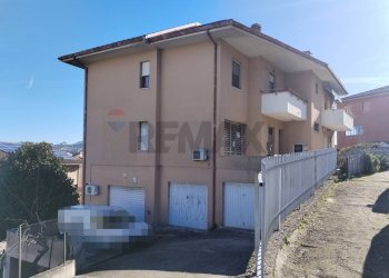 Edificio all\'aperto - Box Ancona - photo 1