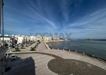 Vista dell\'acqua - Appartamento Piazza Vittorio Emanuele II
 
21, Vieste - foto 1