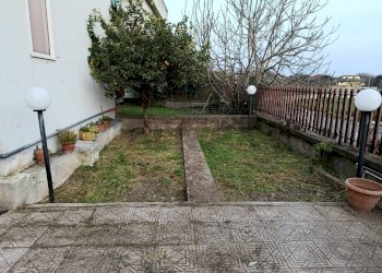 Giardino - Trilocale Corso Umberto I - Parco Sant'Angelo
 
Snc, Carinola - foto 2