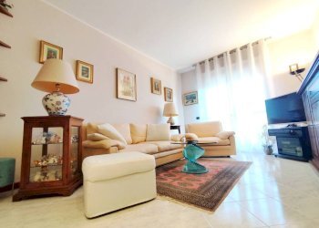 Salone - Trilocale via della Liberazione, Pero - foto 1