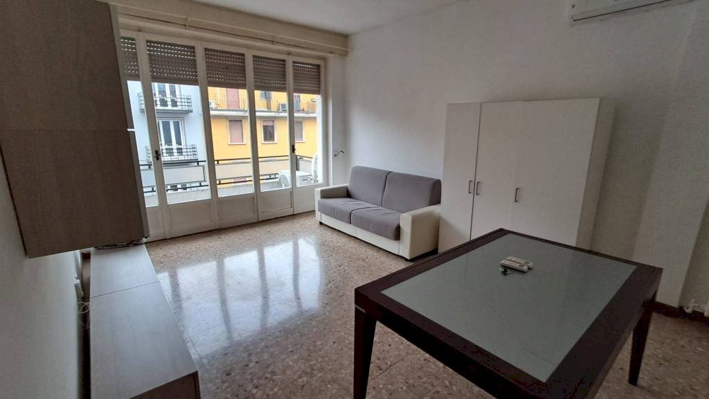 Salone - Bilocale via Vespri Siciliani, 51, Milano (zona Giambellino) - foto 1