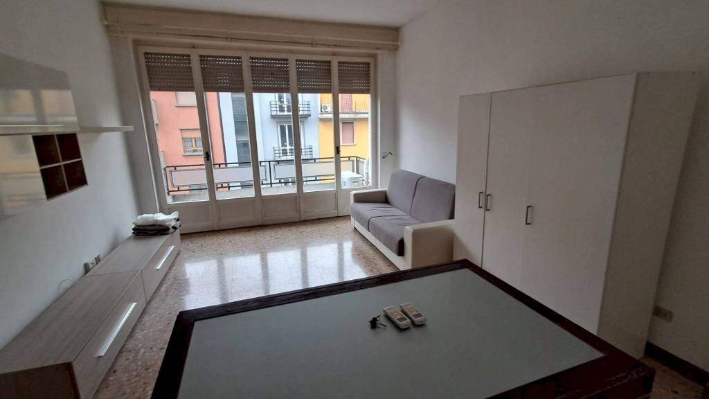 Salone - Bilocale via Vespri Siciliani, 51, Milano (zona Giambellino) - foto 2