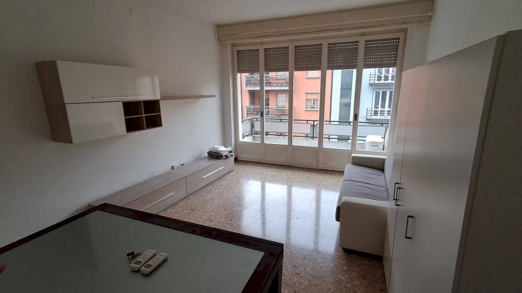 Camera da letto - Bilocale via Vespri Siciliani, 51, Milano (zona Giambellino) - foto 3