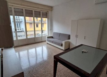 Salone - Bilocale via Vespri Siciliani, 51, Milano (zona Giambellino) - foto 1