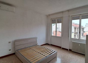 Camera da letto - Bilocale via Vespri Siciliani, 51, Milano (zona Giambellino) - foto 5
