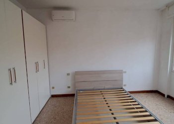 Camera da letto - Bilocale via Vespri Siciliani, 51, Milano (zona Giambellino) - foto 6
