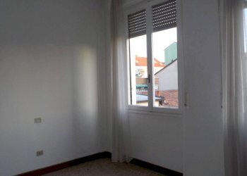 Camera da letto - Bilocale via Vespri Siciliani, 51, Milano (zona Giambellino) - foto 8