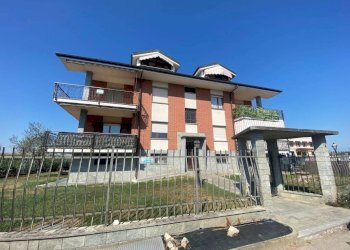 Facciata - Quadrilocale strada degli Occhini, 10, Carmagnola - foto 2