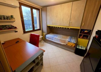 Camera da letto - Three-room apartment strada Traversetolo, SN, Parma - photo 18