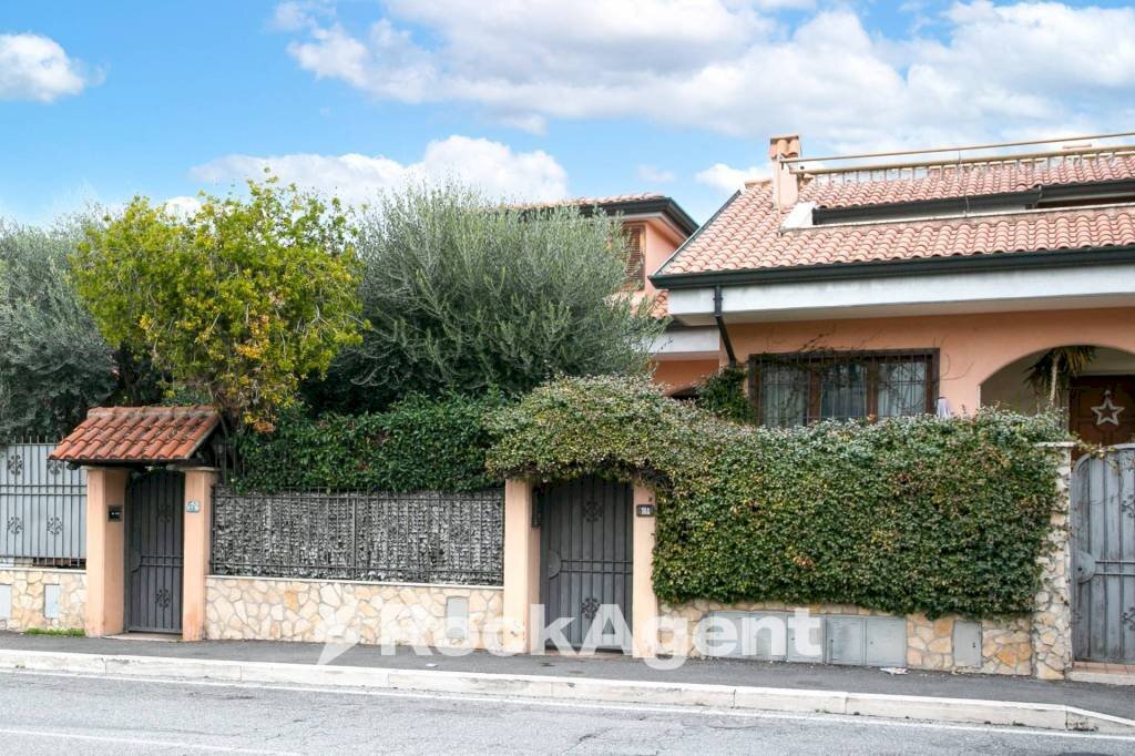 Facciata - Terraced Villa viale Valle dell'Aniene, Guidonia Montecelio - photo 2