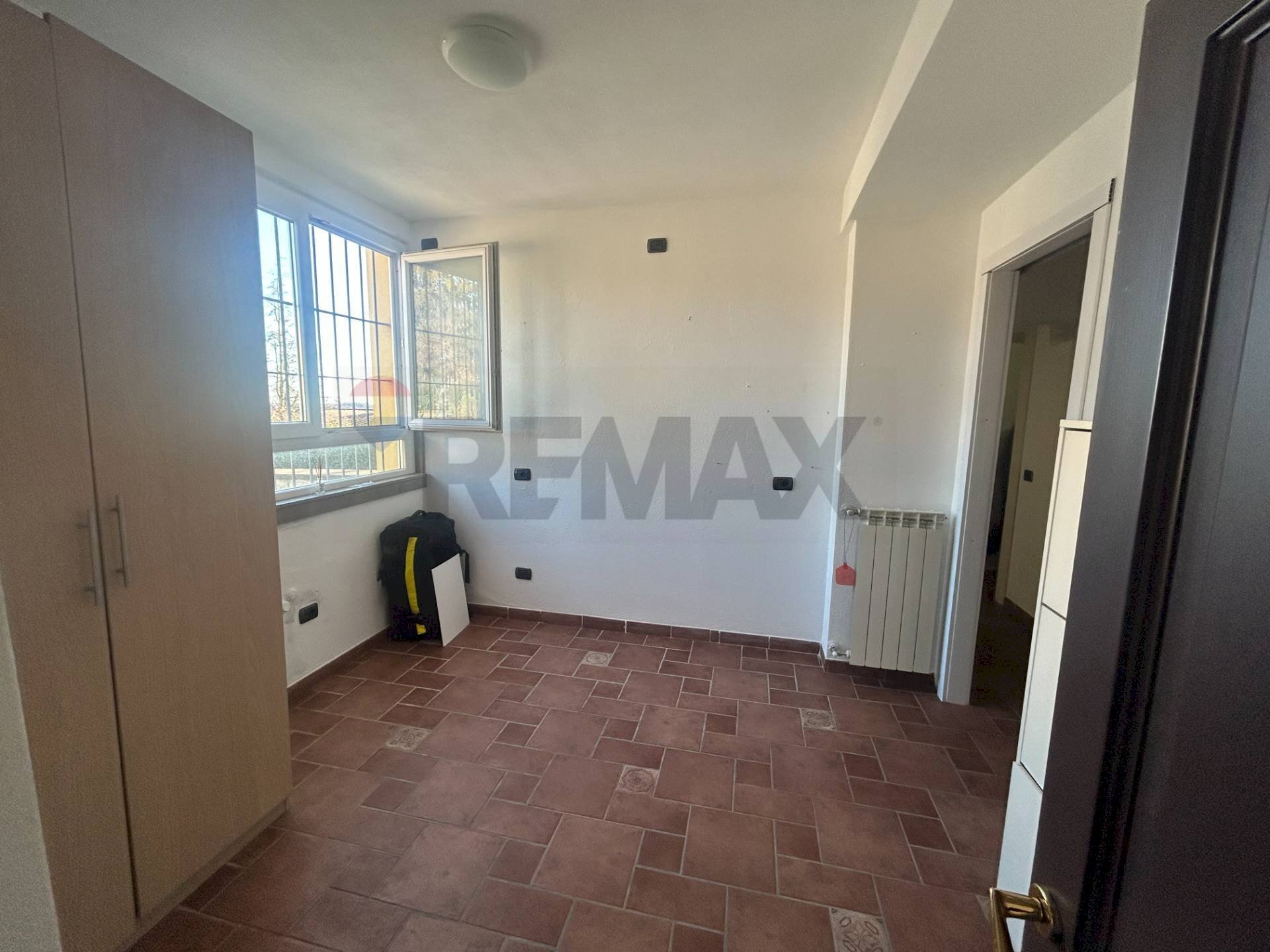 Stanza vuota - Trilocale VIA VIGGIU'
 
18, Saltrio - foto 3